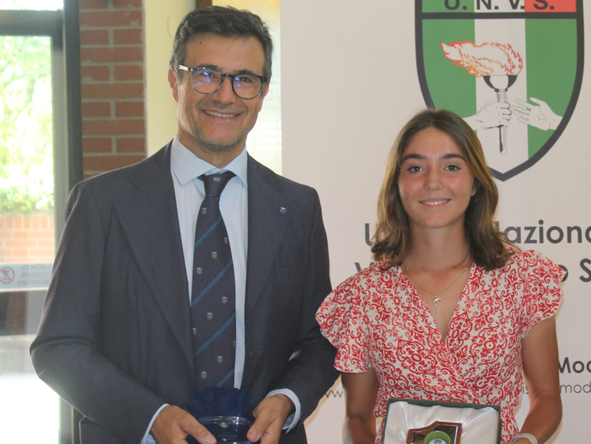 Roberta Rovatti in premiazione con il consigliere regionale Marco Mininni